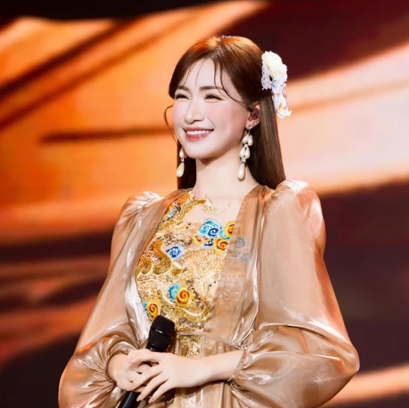 Hòa Minzy lộ giọng hát live thảm họa, CĐM nghi thực lực, sự thật ngỡ ngàng! - Hình 5