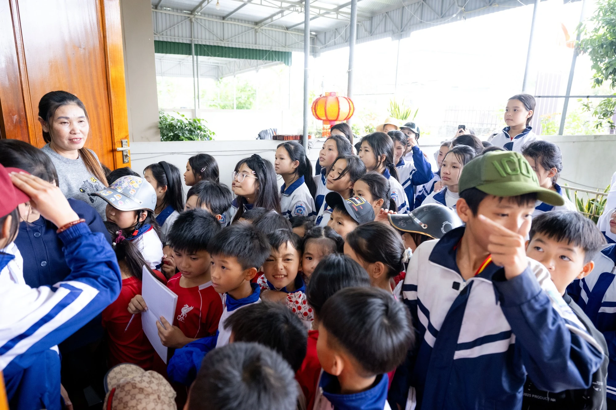 Ngay lúc này tại nhà Đình Bắc: Người hâm mộ vượt 30km đội nắng chờ đợi hàng giờ, quyết không về khi chưa gặp thần tượng - Hình 1