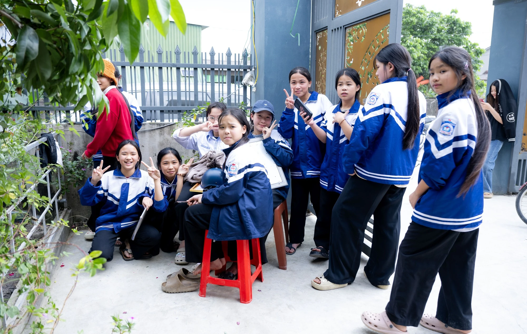 Ngay lúc này tại nhà Đình Bắc: Người hâm mộ vượt 30km đội nắng chờ đợi hàng giờ, quyết không về khi chưa gặp thần tượng - Hình 9