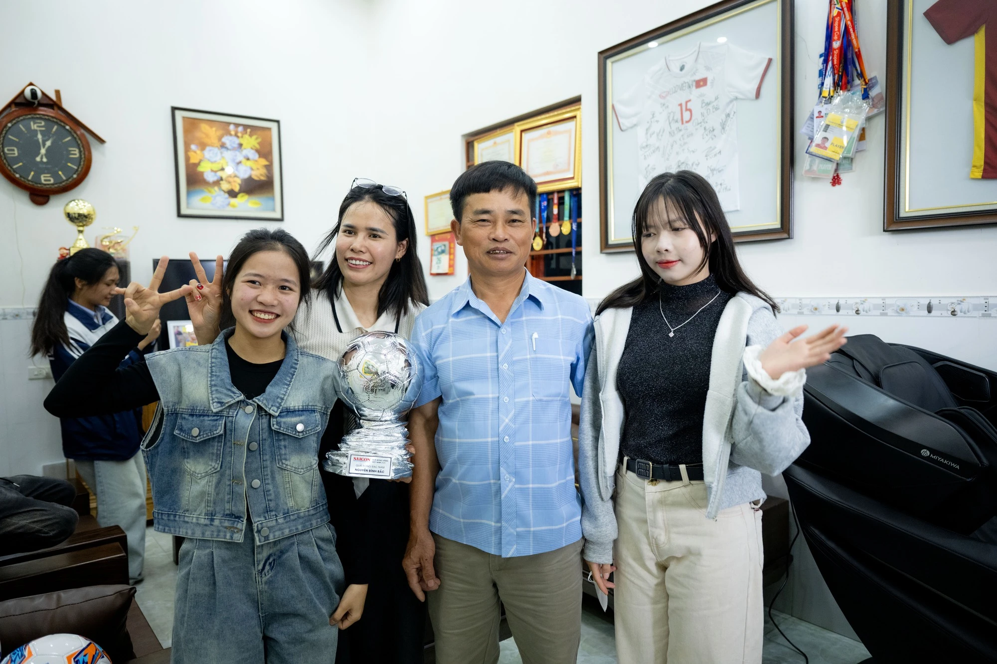 Ngay lúc này tại nhà Đình Bắc: Người hâm mộ vượt 30km đội nắng chờ đợi hàng giờ, quyết không về khi chưa gặp thần tượng - Hình 7