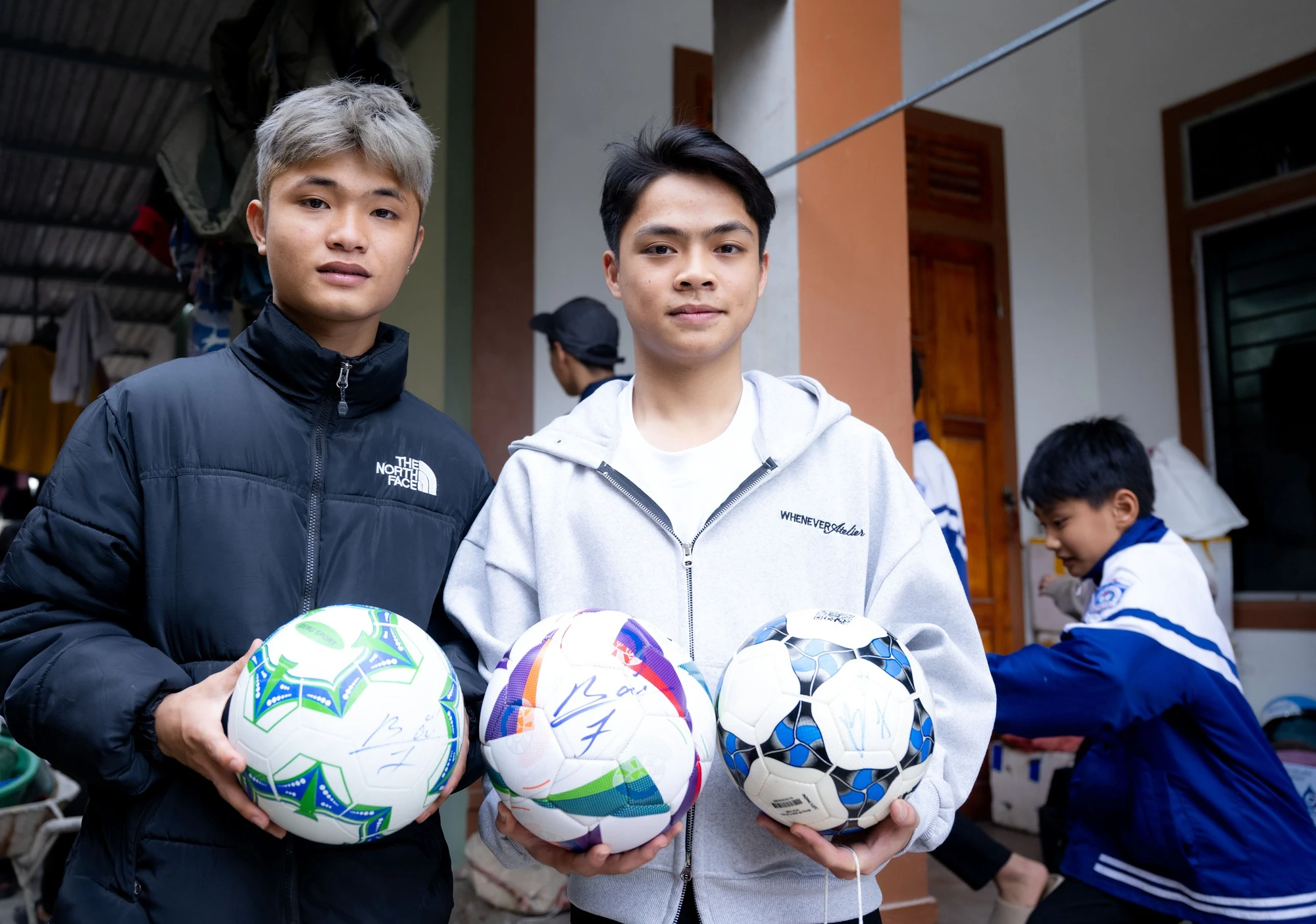 Ngay lúc này tại nhà Đình Bắc: Người hâm mộ vượt 30km đội nắng chờ đợi hàng giờ, quyết không về khi chưa gặp thần tượng - Hình 2