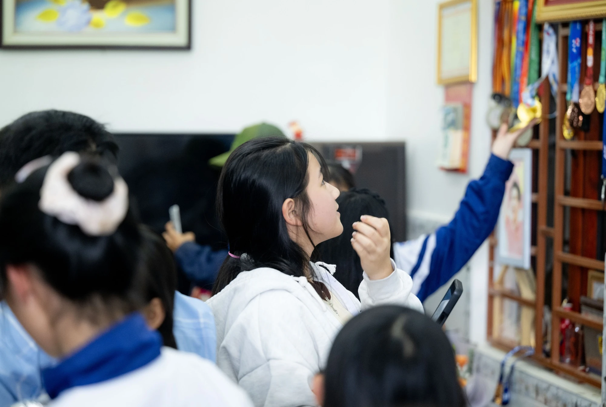 Ngay lúc này tại nhà Đình Bắc: Người hâm mộ vượt 30km đội nắng chờ đợi hàng giờ, quyết không về khi chưa gặp thần tượng - Hình 6