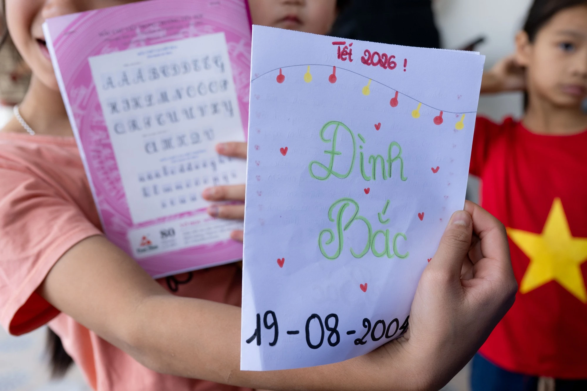 Ngay lúc này tại nhà Đình Bắc: Người hâm mộ vượt 30km đội nắng chờ đợi hàng giờ, quyết không về khi chưa gặp thần tượng - Hình 13