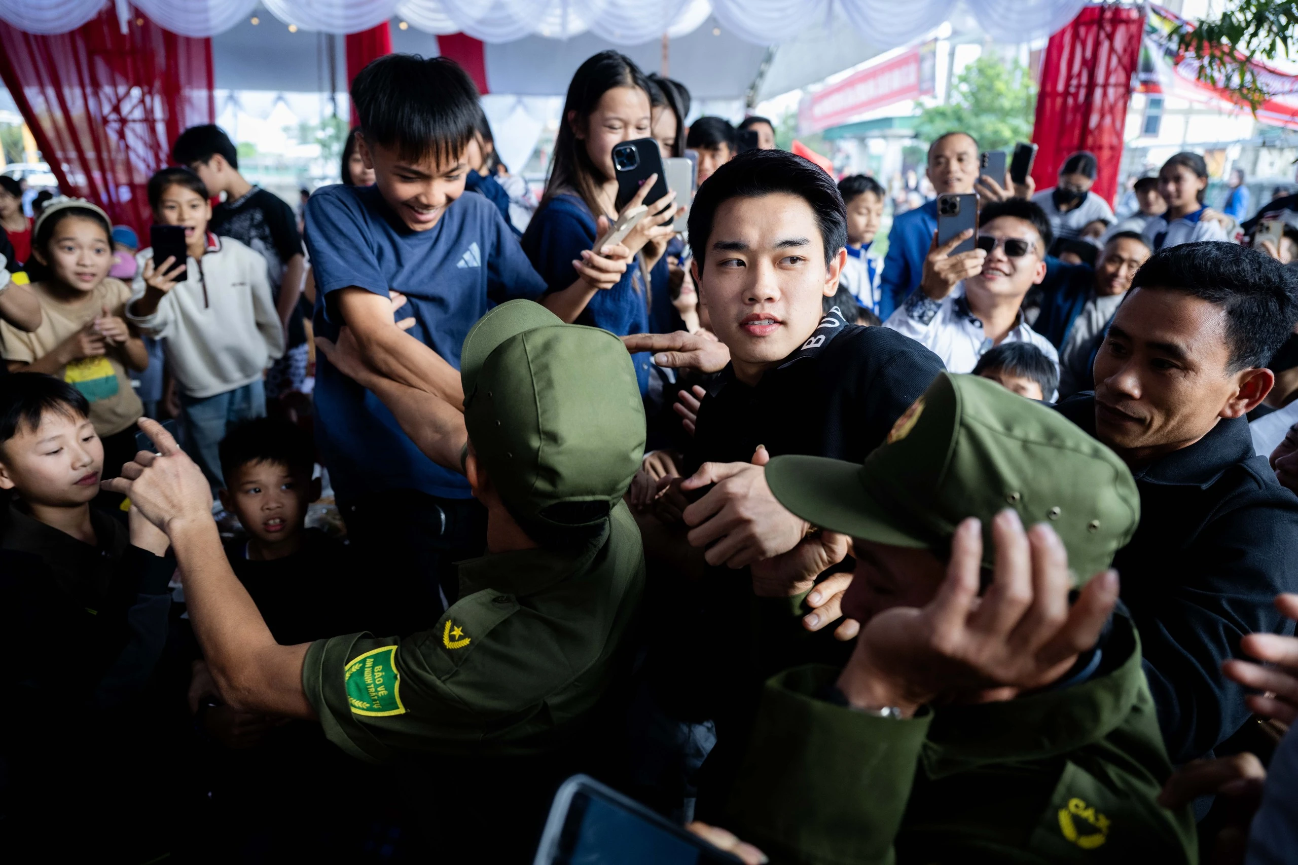 Đình Bắc gây sốt với visual sáng bừng: Trên sân là vua phá lưới, về làng mở tiệc là hotboy vạn người mê - Hình 10