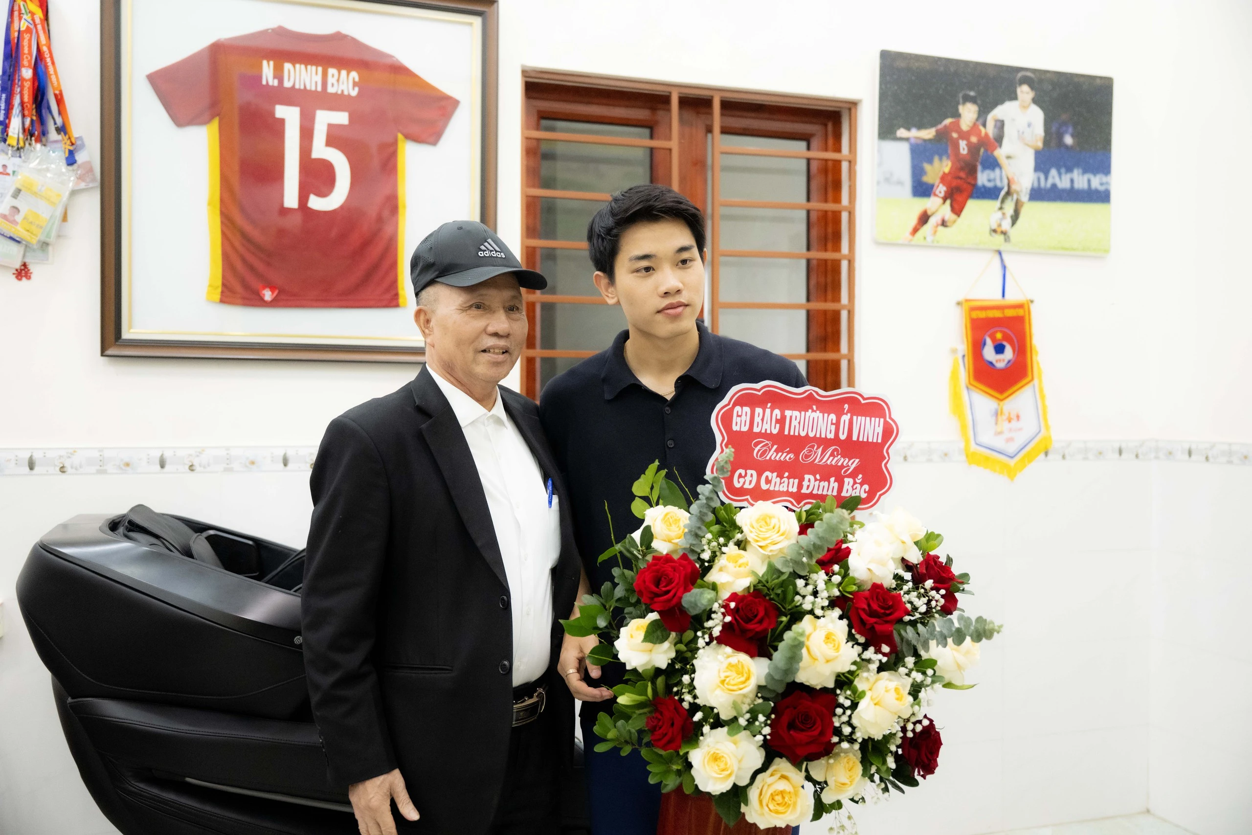 Đình Bắc gây sốt với visual sáng bừng: Trên sân là vua phá lưới, về làng mở tiệc là hotboy vạn người mê - Hình 6