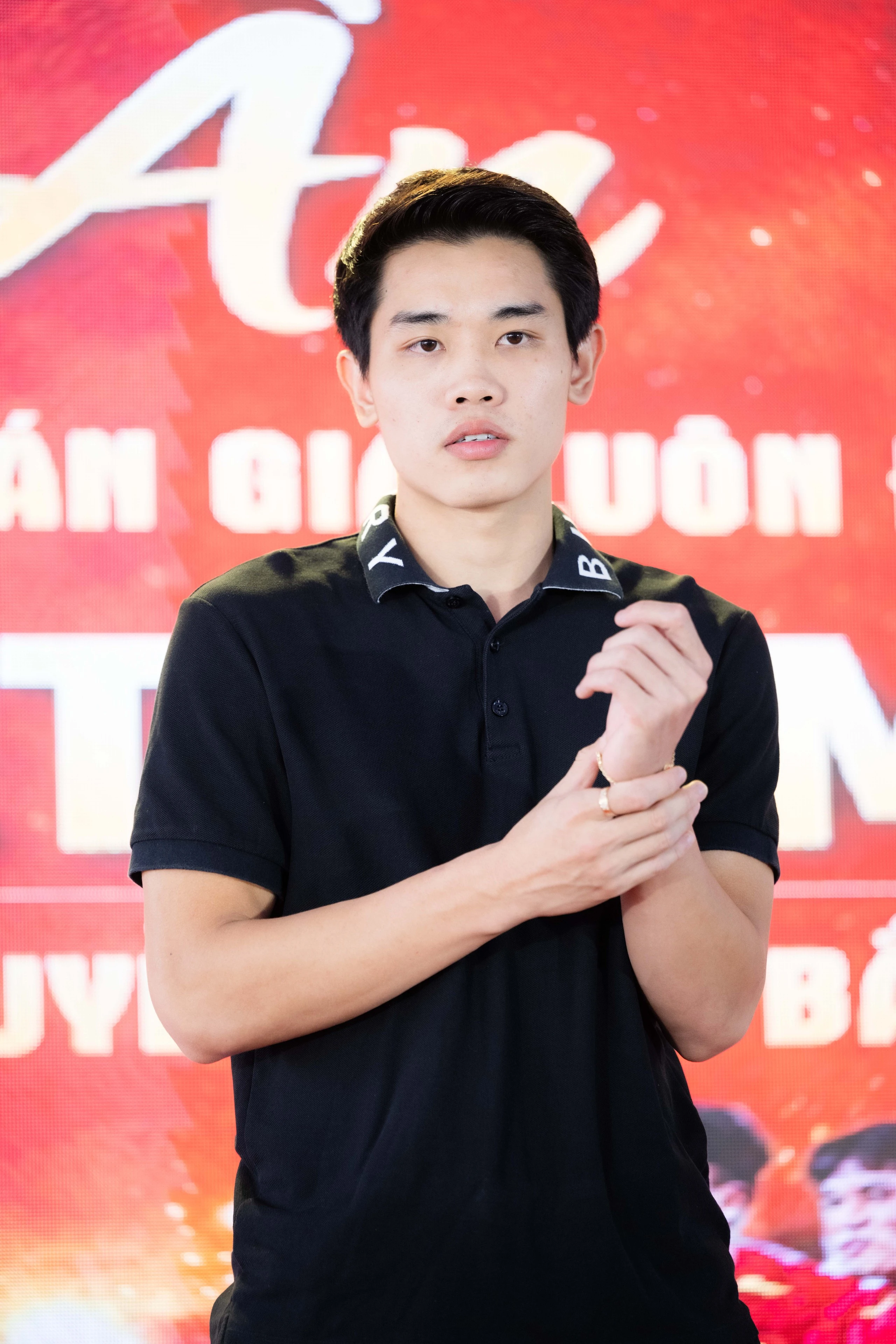 Đình Bắc gây sốt với visual sáng bừng: Trên sân là vua phá lưới, về làng mở tiệc là hotboy vạn người mê - Hình 3