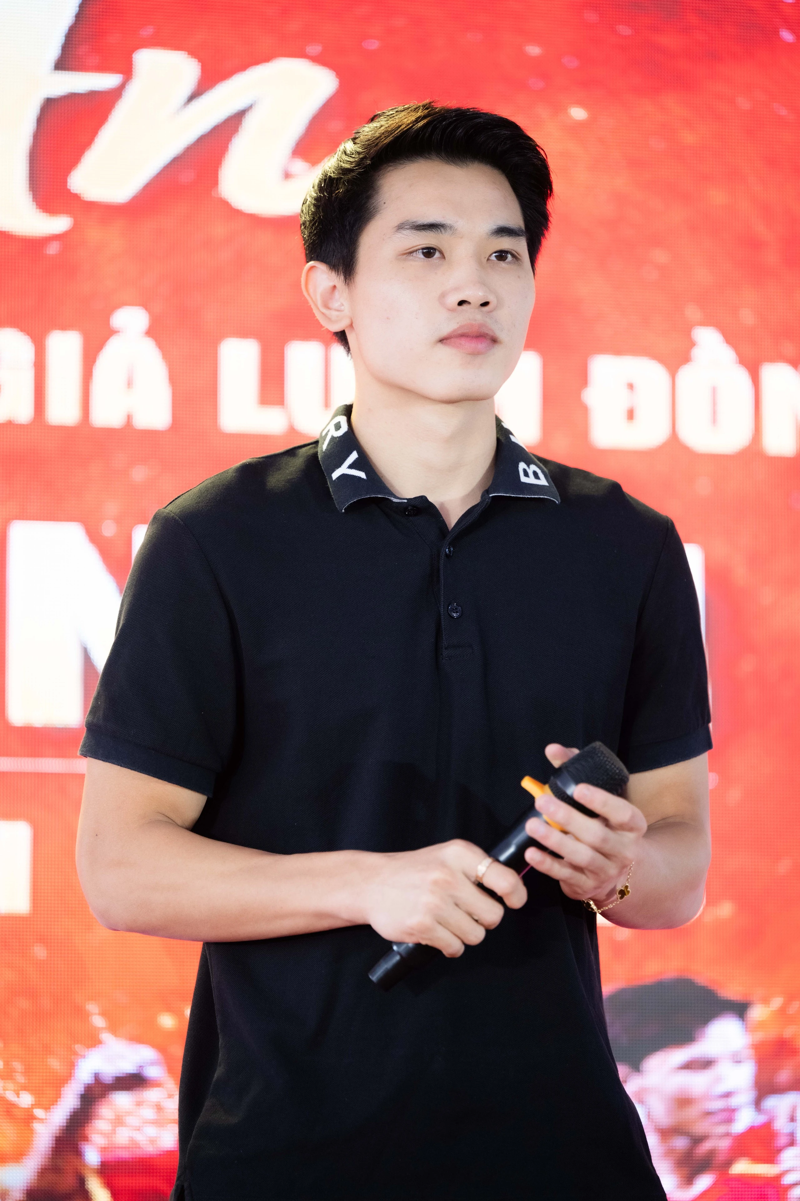 Đình Bắc gây sốt với visual sáng bừng: Trên sân là vua phá lưới, về làng mở tiệc là hotboy vạn người mê - Hình 1