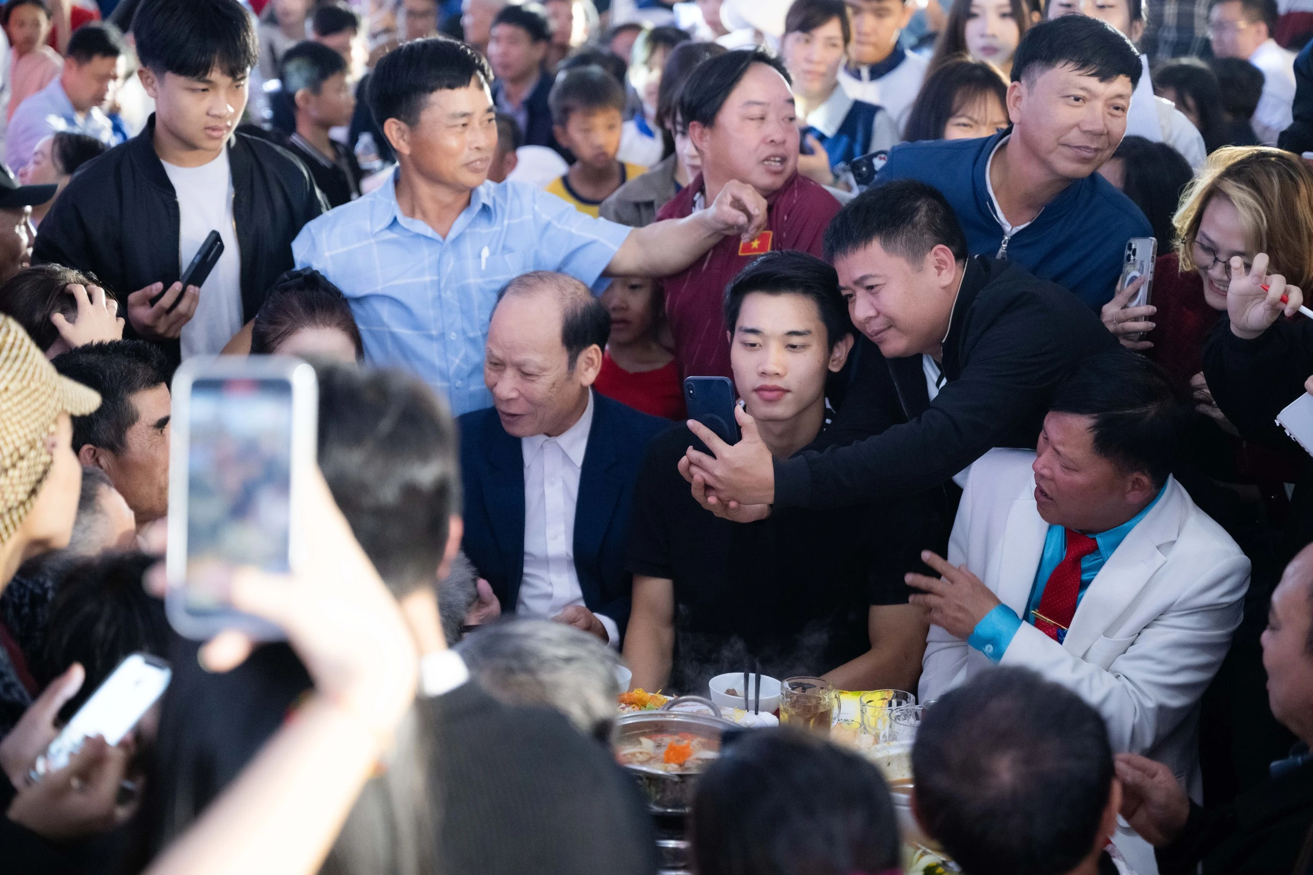 Đình Bắc gây sốt với visual sáng bừng: Trên sân là vua phá lưới, về làng mở tiệc là hotboy vạn người mê - Hình 13