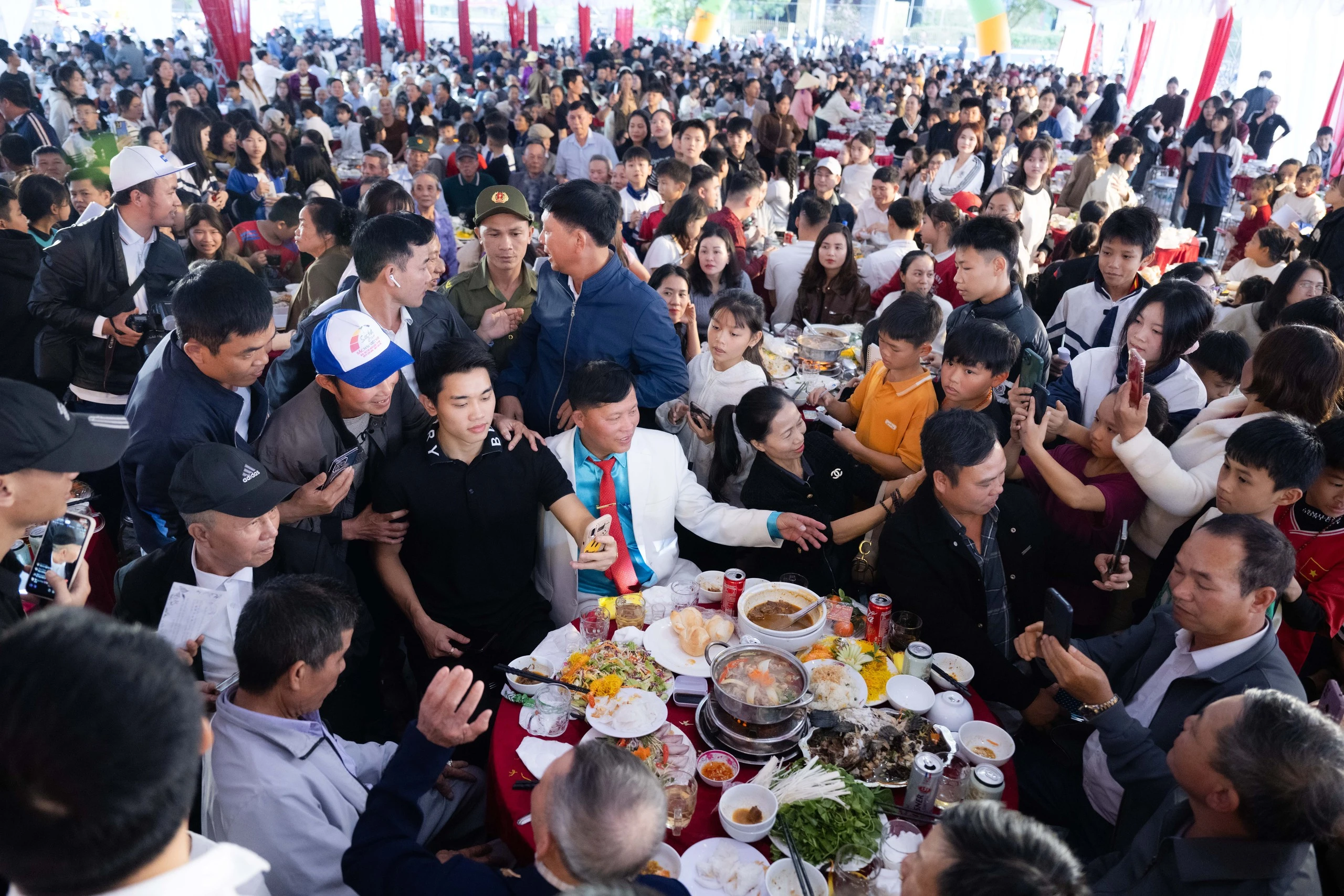 Đình Bắc gây sốt với visual sáng bừng: Trên sân là vua phá lưới, về làng mở tiệc là hotboy vạn người mê - Hình 14