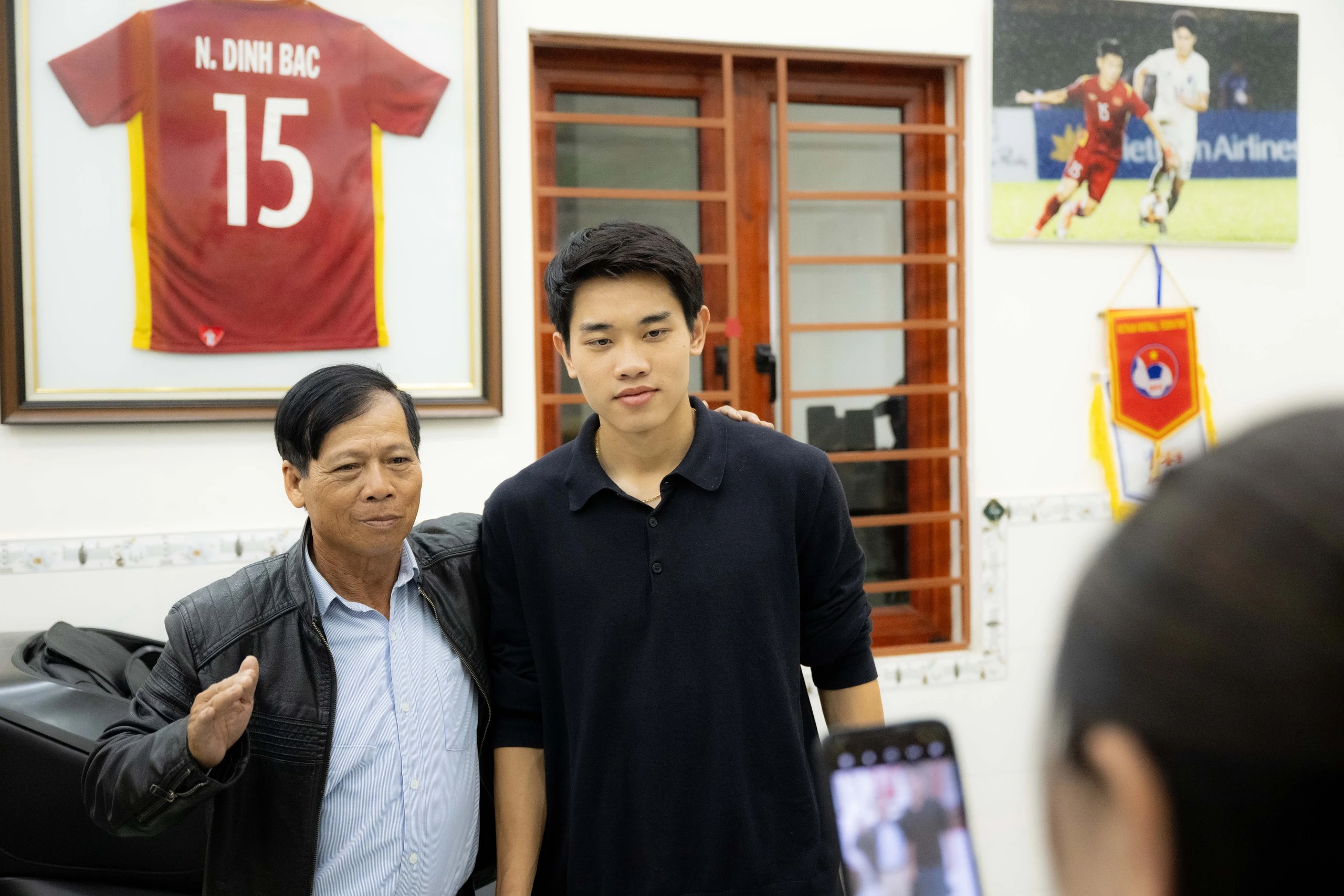 Đình Bắc gây sốt với visual sáng bừng: Trên sân là vua phá lưới, về làng mở tiệc là hotboy vạn người mê - Hình 5