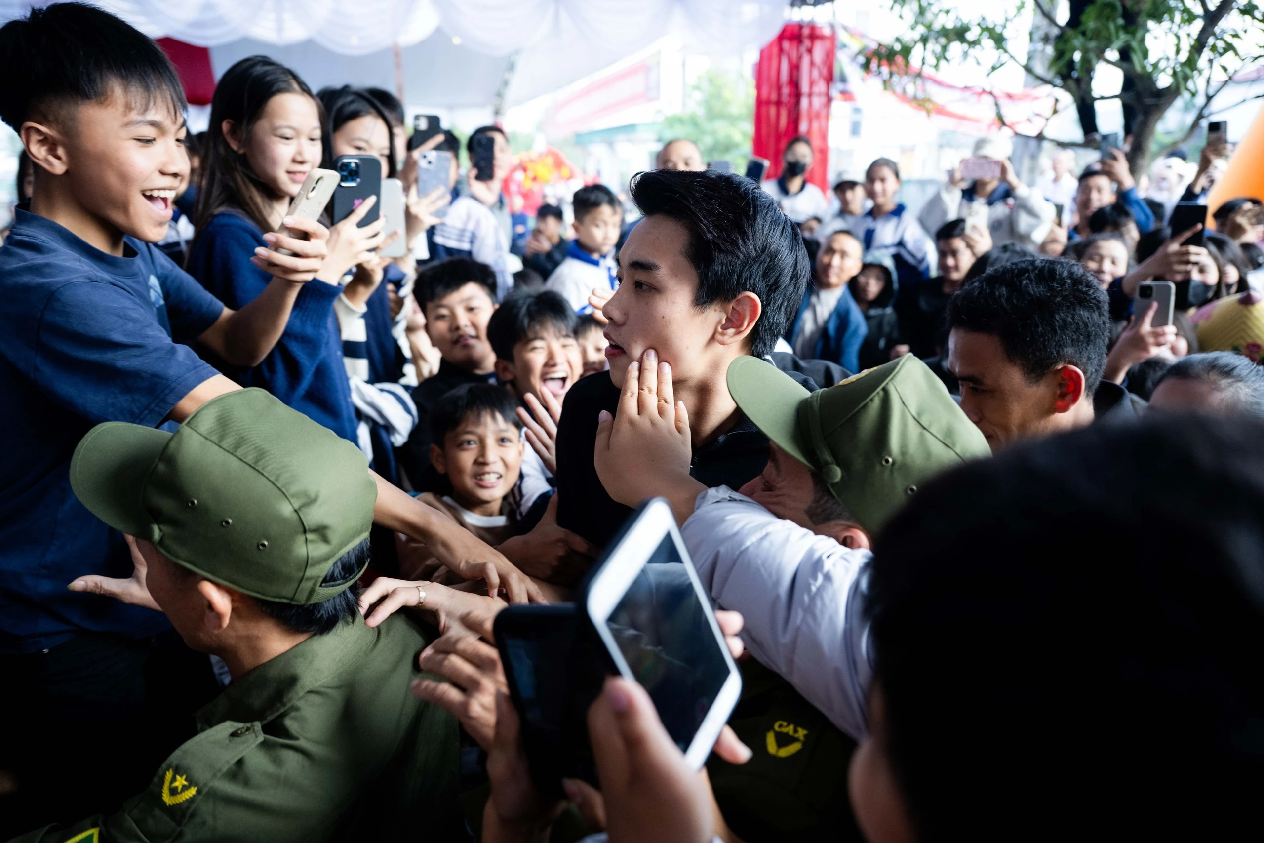 Đình Bắc gây sốt với visual sáng bừng: Trên sân là vua phá lưới, về làng mở tiệc là hotboy vạn người mê - Hình 9