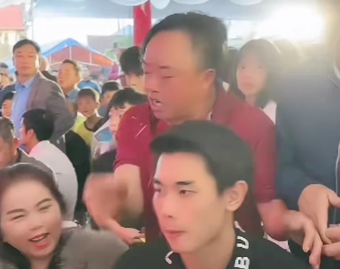 Đình Bắc vỡ trận giữa 180 mâm cỗ, bố bật khóc đòi giải tán tiệc vì fan quá khích - Hình 4