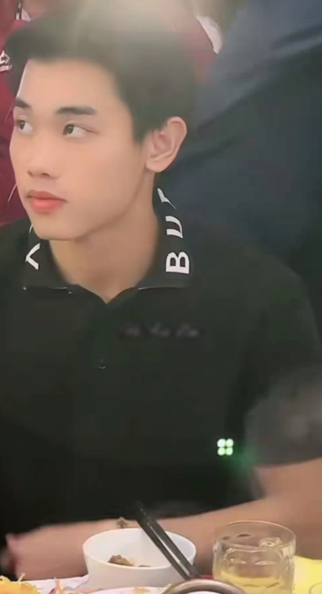 Đình Bắc vỡ trận giữa 180 mâm cỗ, bố bật khóc đòi giải tán tiệc vì fan quá khích - Hình 3