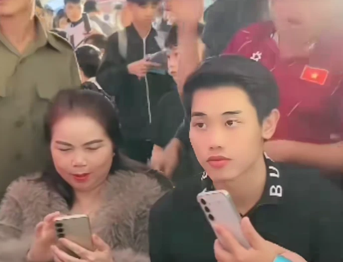 Đình Bắc vỡ trận giữa 180 mâm cỗ, bố bật khóc đòi giải tán tiệc vì fan quá khích - Hình 5