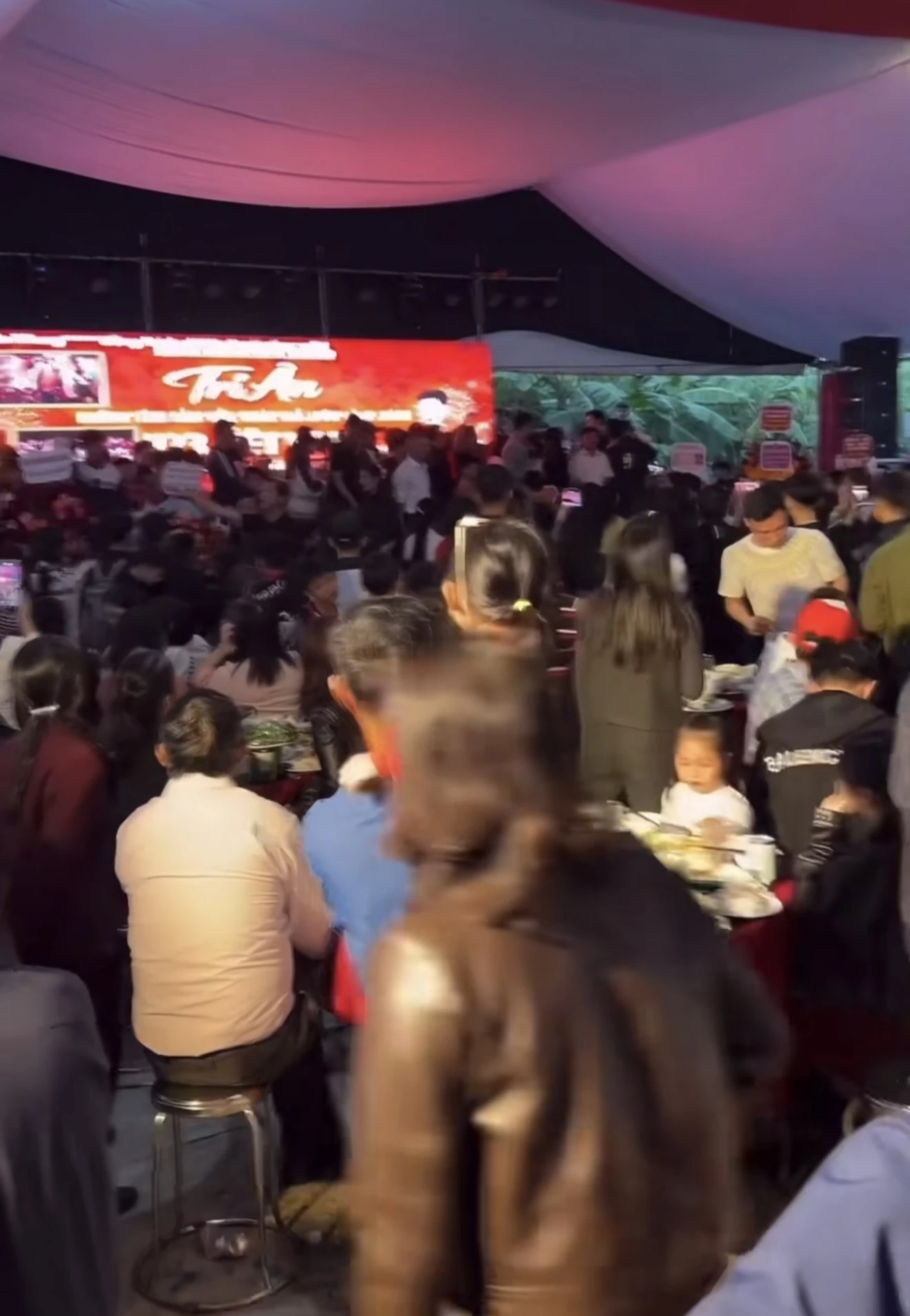 Đình Bắc vỡ trận giữa 180 mâm cỗ, bố bật khóc đòi giải tán tiệc vì fan quá khích - Hình 6