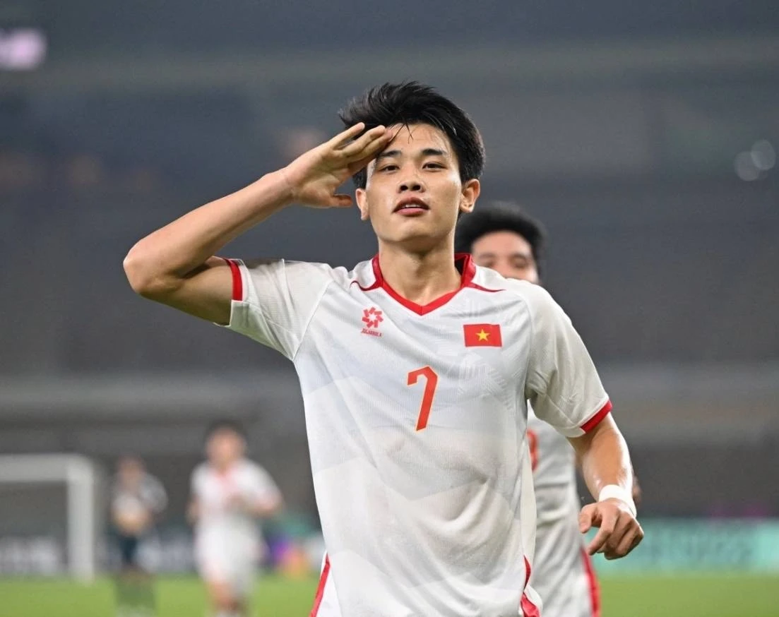 Đình Bắc vỡ trận giữa 180 mâm cỗ, bố bật khóc đòi giải tán tiệc vì fan quá khích - Hình 7