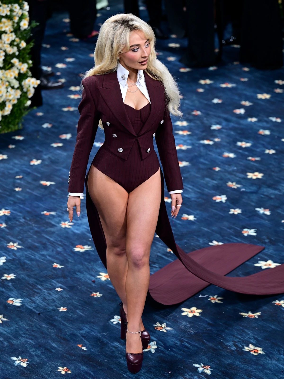 Ca sĩ Sabrina Carpenter đắc cử Thị trưởng, màn thoát kiếp flop gây choáng - Hình 1