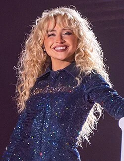 Ca sĩ Sabrina Carpenter đắc cử Thị trưởng, màn thoát kiếp flop gây choáng - Hình 7