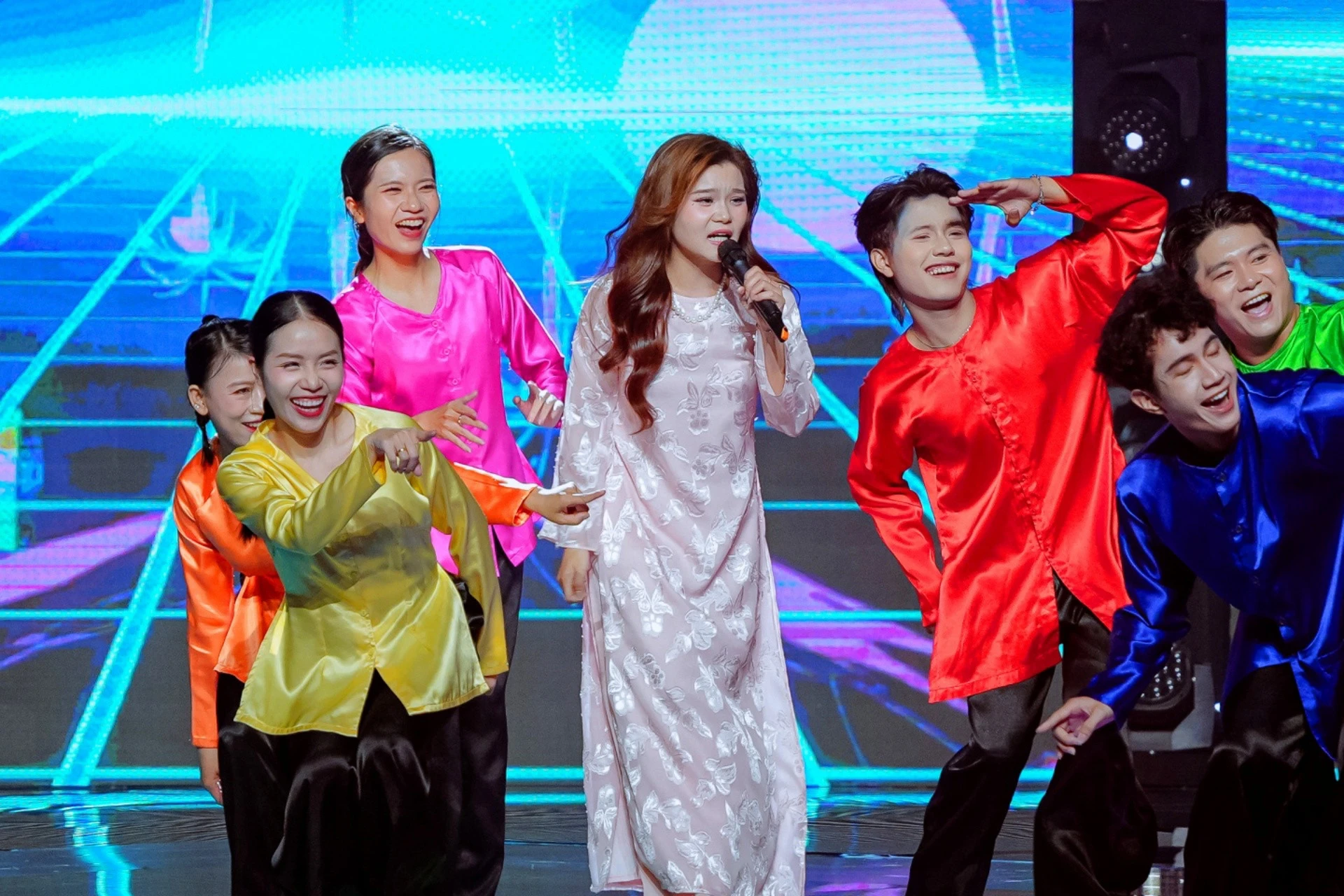 Thanh Thanh v&agrave; Melyd K tr&ecirc;n s&acirc;n khấu Th&aacute;ch thức giới hạn &ndash; H&igrave;nh 2