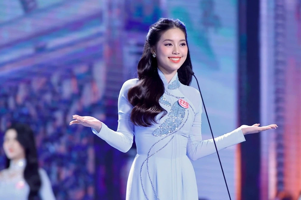 Đình Bắc thái độ lạ với Á hậu Châu Anh, visual đẹp như phim, fan khen xứng đôi - Hình 6