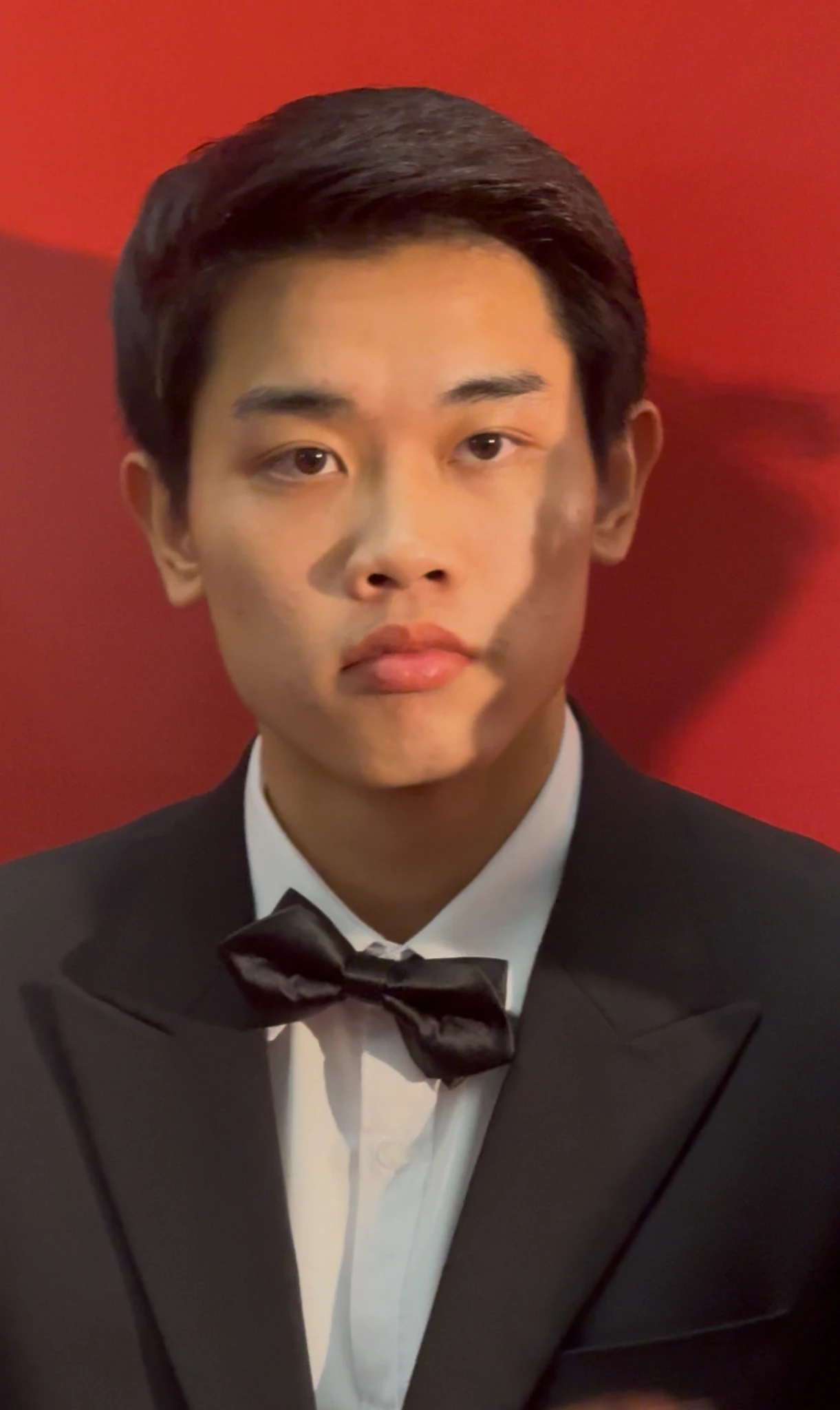 Đình Bắc thái độ lạ với Á hậu Châu Anh, visual đẹp như phim, fan khen xứng đôi - Hình 1