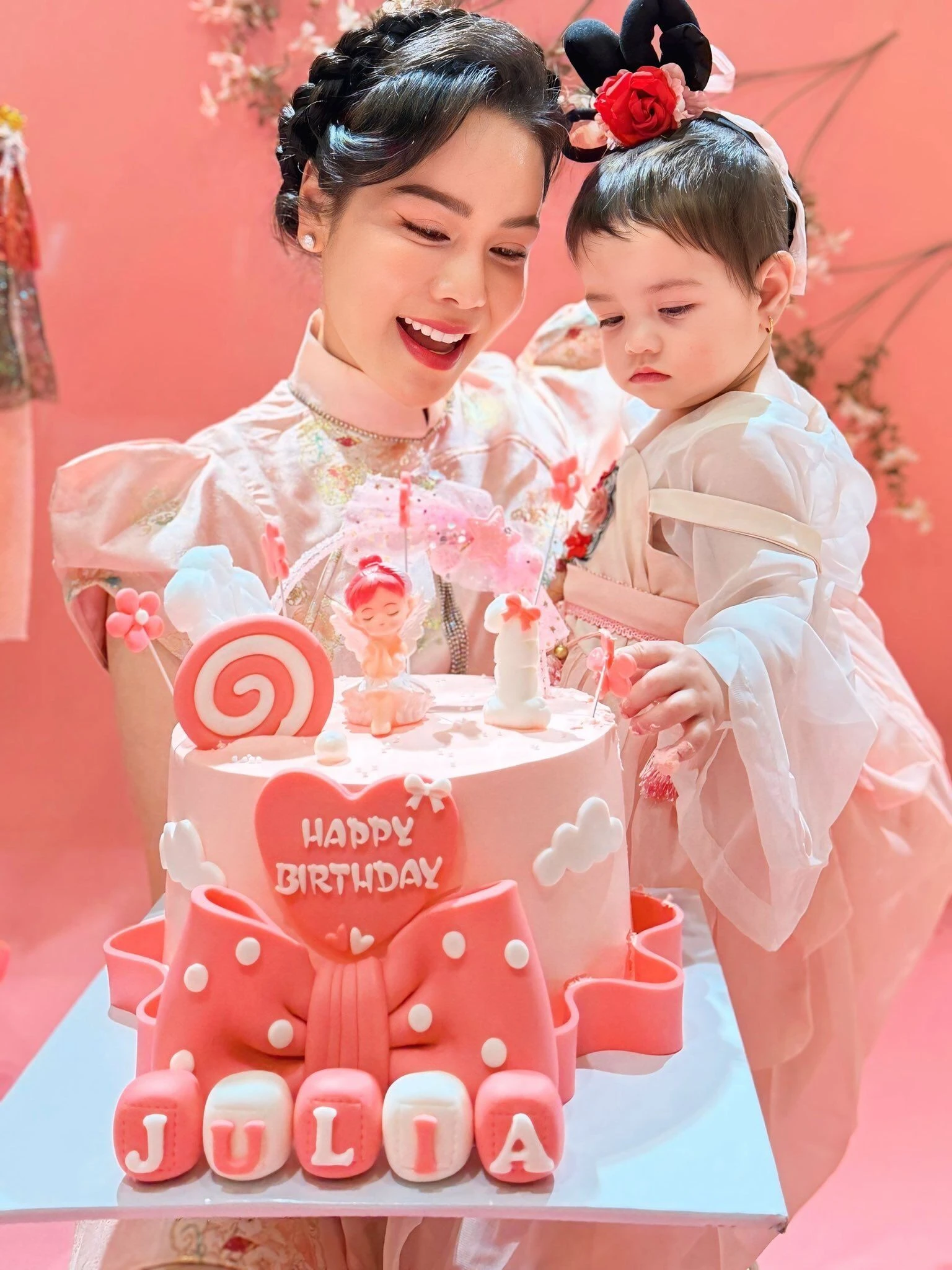 Con gái Nhật Kim Anh 1 tuổi đã kế nghiệp của mẹ, được anh trai tặng quà khủng - Hình 2