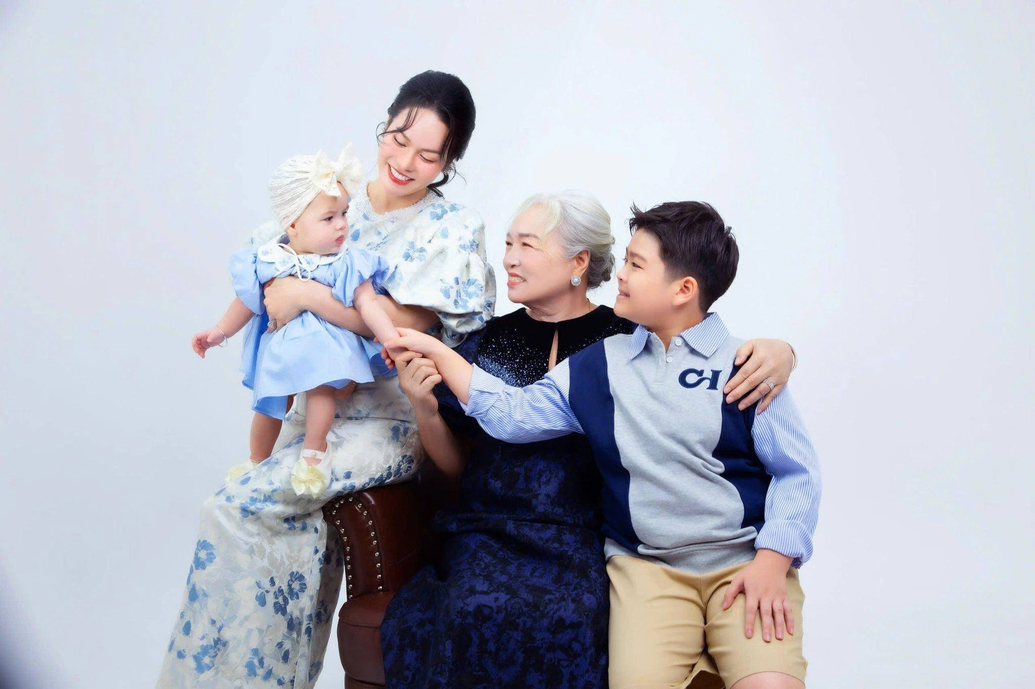 Con gái Nhật Kim Anh 1 tuổi đã kế nghiệp của mẹ, được anh trai tặng quà khủng - Hình 6