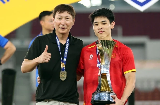 Đình Bắc gặp biến khi tranh vẽ mang đi đấu giá 10 triệu, CĐM tranh cãi dữ dội? - Hình 2