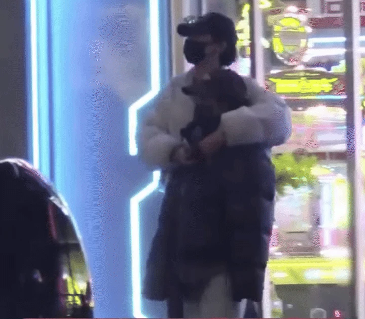 Tóm gọn cảnh hẹn hò tình tứ của cặp diễn viên trẻ, còn đút cho nhau ăn giữa phố - Hình 3