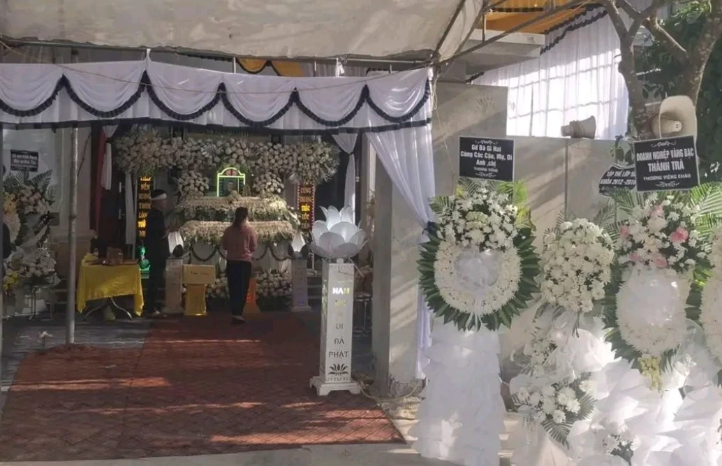 Ngỡ ngàng với thân thế thật gây sốc của cán bộ ngoại giao gặp nạn trước nhà - Hình 2