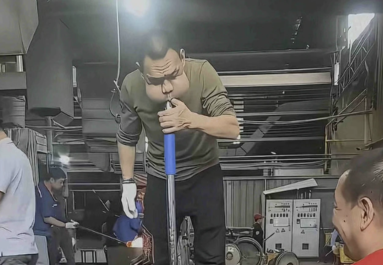 30 năm thổi thủy tinh, gương mặt biến dạng: Nghệ nhân Trung Quốc có đôi má phồng như ếch, cái giá không ai muốn trả - Hình 3