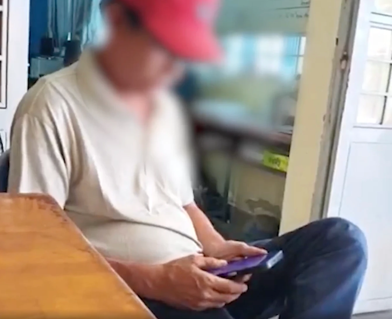 CSGT Tây Bắc ra hiệu dừng xe, người đàn ông say xỉn bỏ chạy giơ chân thách thức - Hình 3