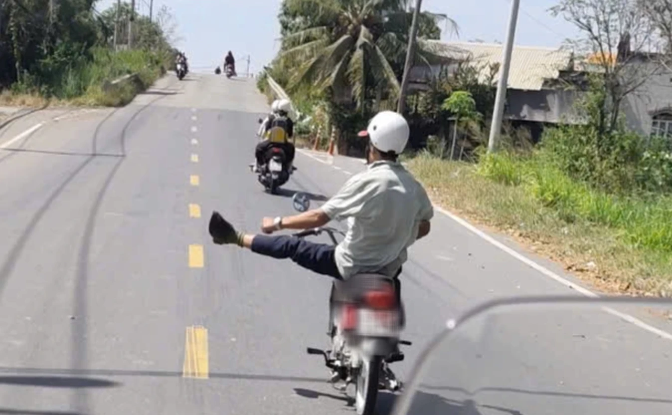 CSGT Tây Bắc ra hiệu dừng xe, người đàn ông say xỉn bỏ chạy giơ chân thách thức - Hình 1