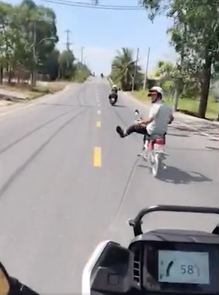 CSGT Tây Bắc ra hiệu dừng xe, người đàn ông say xỉn bỏ chạy giơ chân thách thức - Hình 2