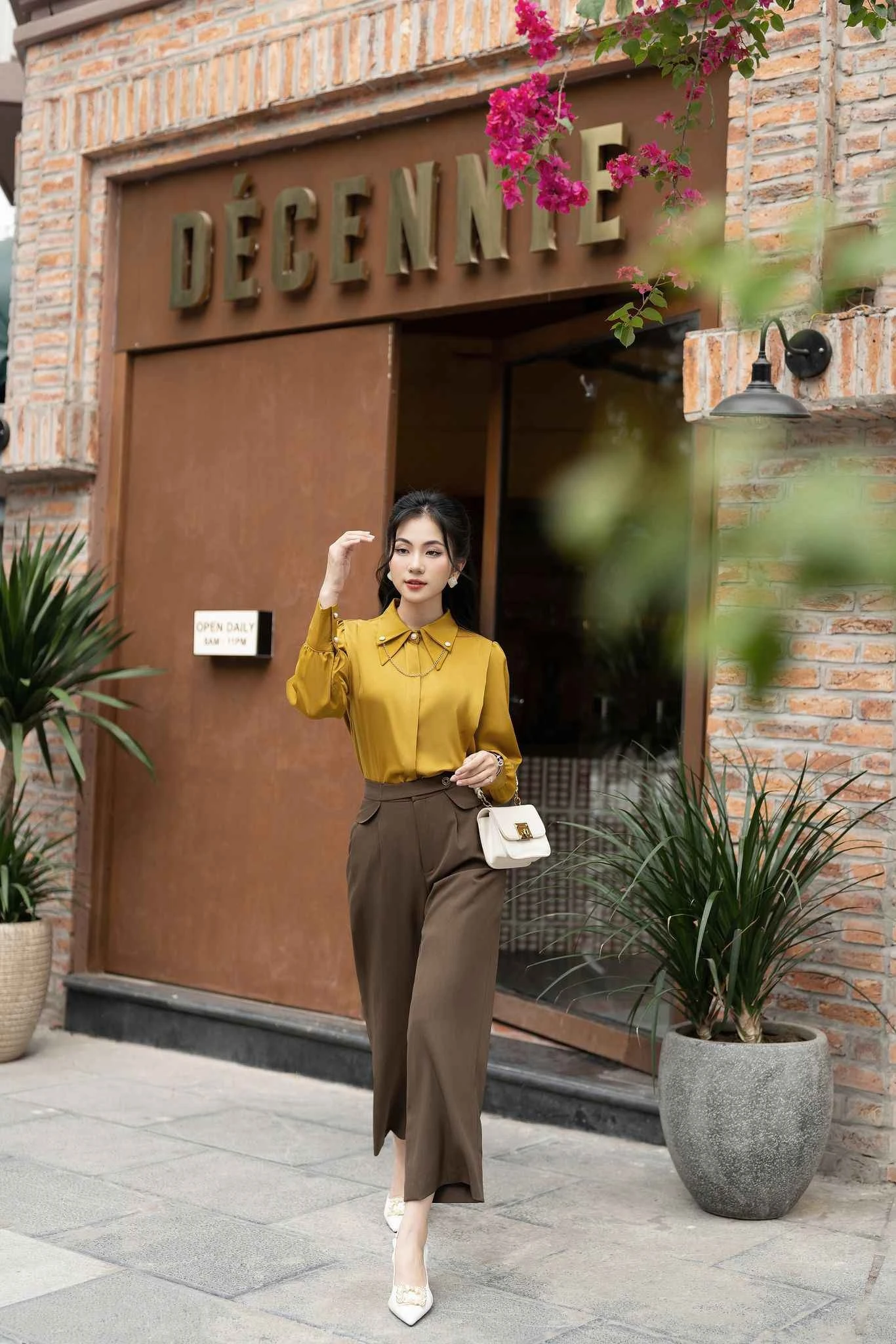 &Aacute;o sơ mi v&agrave;ng m&ugrave; tạt + quần ống rộng n&acirc;u