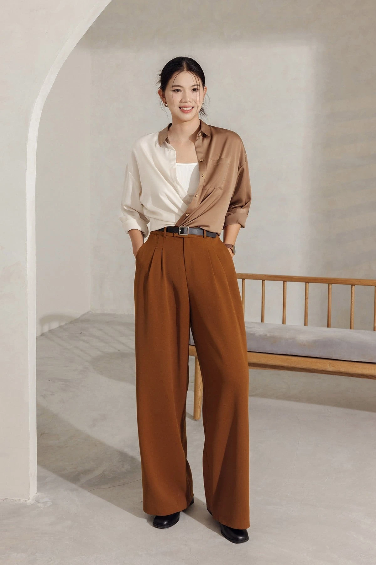 &Aacute;o sơ mi satin kem‑n&acirc;u + quần ống rộng n&acirc;u đất