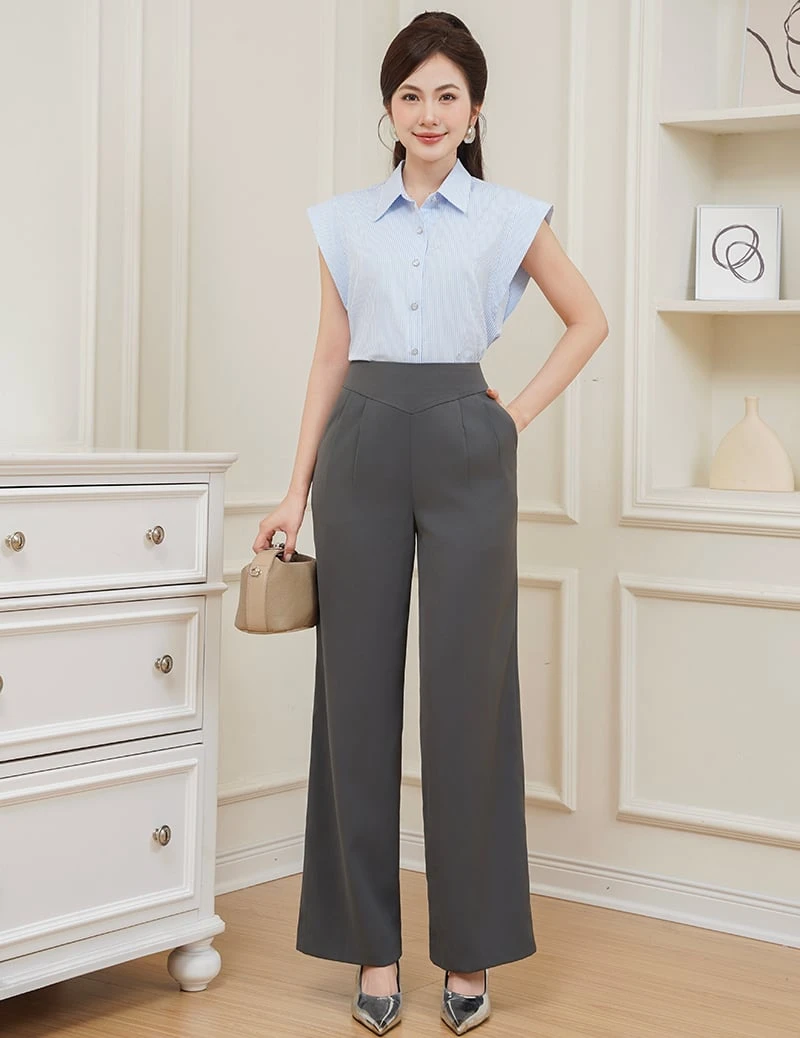 &Aacute;o sơ mi xanh nhạt kẻ mảnh v&agrave; quần ống rộng x&aacute;m đậm