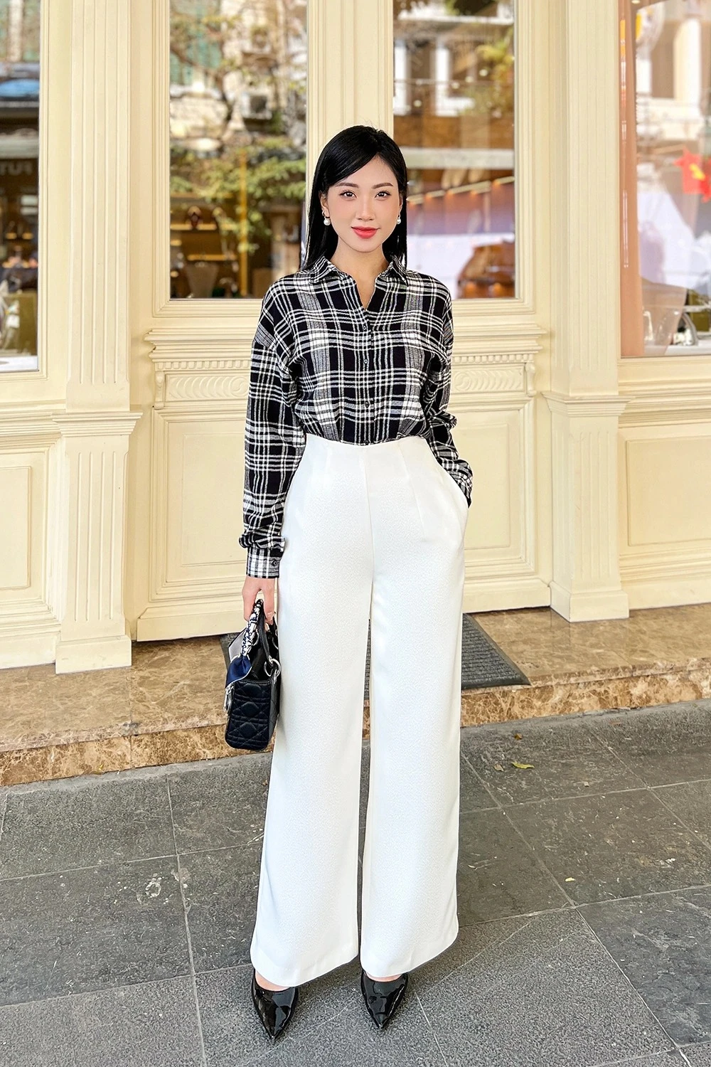 &Aacute;o sơ mi kẻ đen trắng phối c&ugrave;ng quần ống rộng trắng