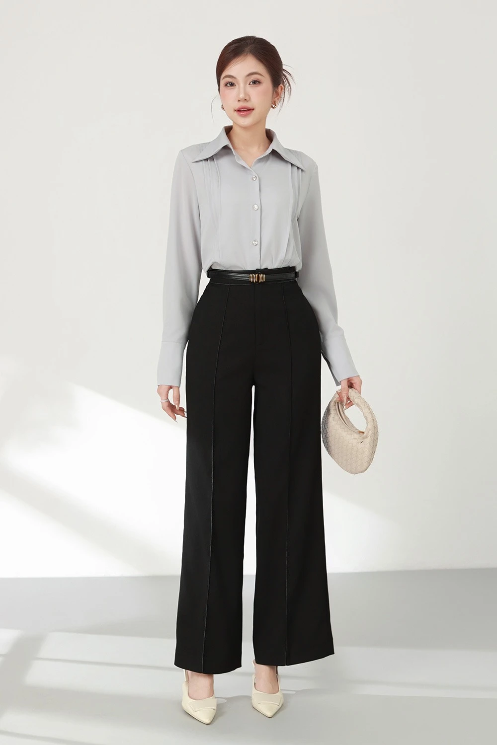 Sơ mi lụa x&aacute;m nhạt + quần ống rộng đen cạp cao
