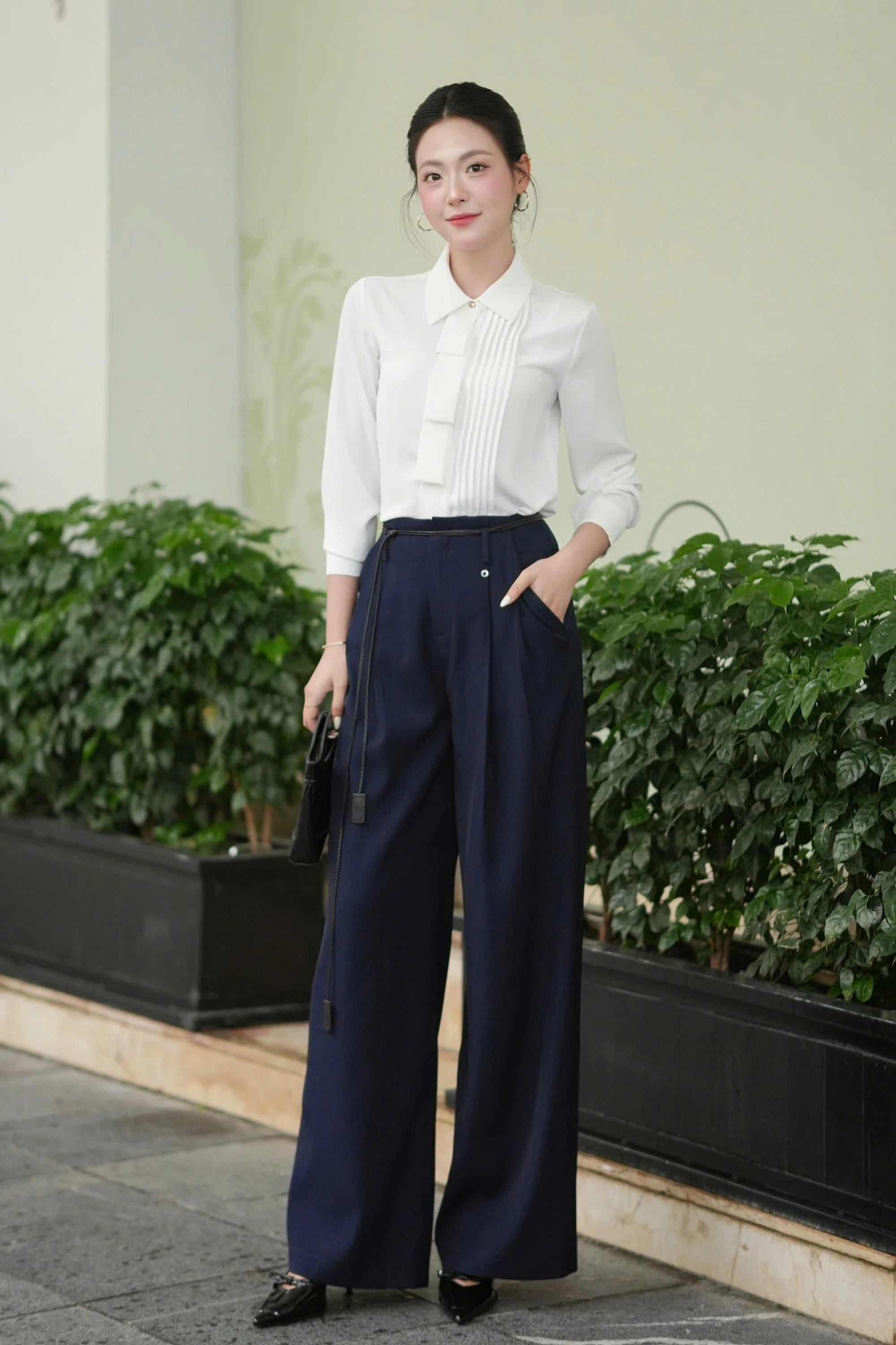 &Aacute;o sơ mi trắng v&agrave; quần ống rộng xanh navy &ndash; phong c&aacute;ch chuy&ecirc;n nghiệp