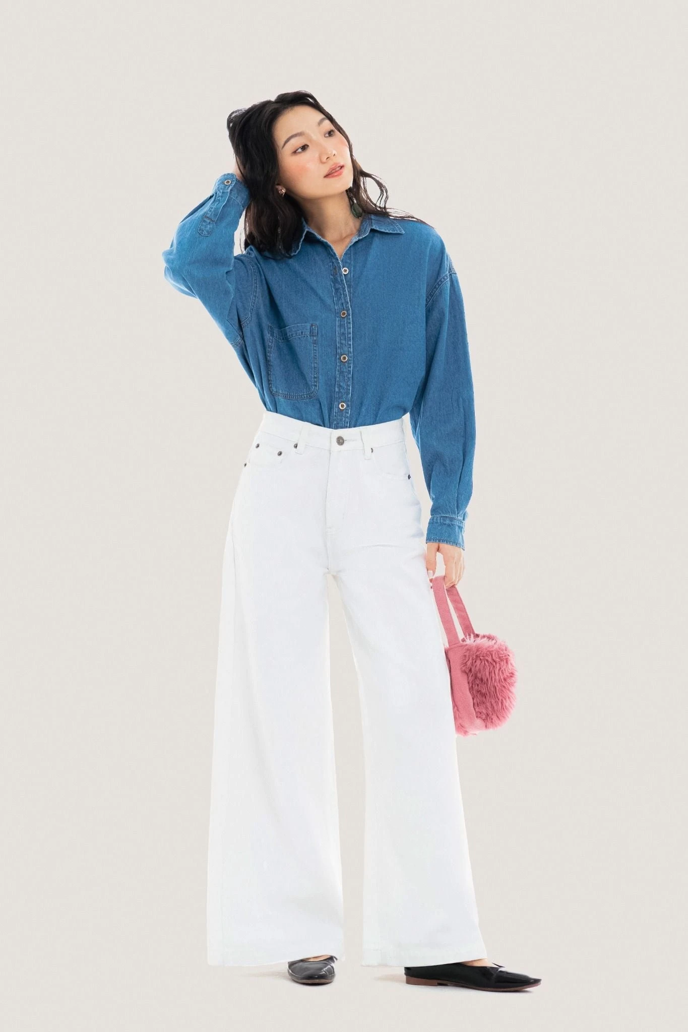 &Aacute;o sơ mi denim kết hợp quần ống rộng trắng