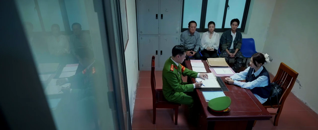 Gia đình trái dấu - Tập 17: Gia đình Dương đưa tên biến thái ra pháp luật - Hình 7 Gia đình trái dấu - Tập 17: Gia đình Dương đưa tên biến thái ra pháp luật - Hình 7