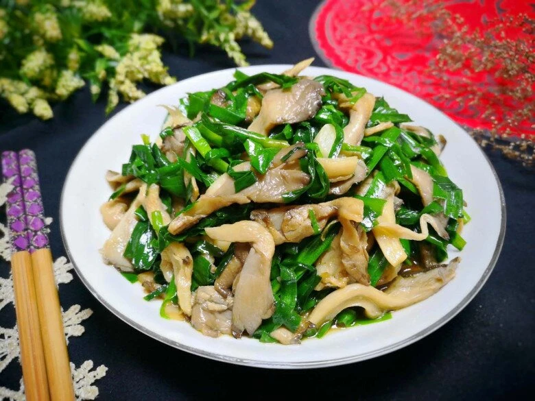 Hẹ x&agrave;o nấm &ndash; m&oacute;n chay bổ gan tự nhi&ecirc;n