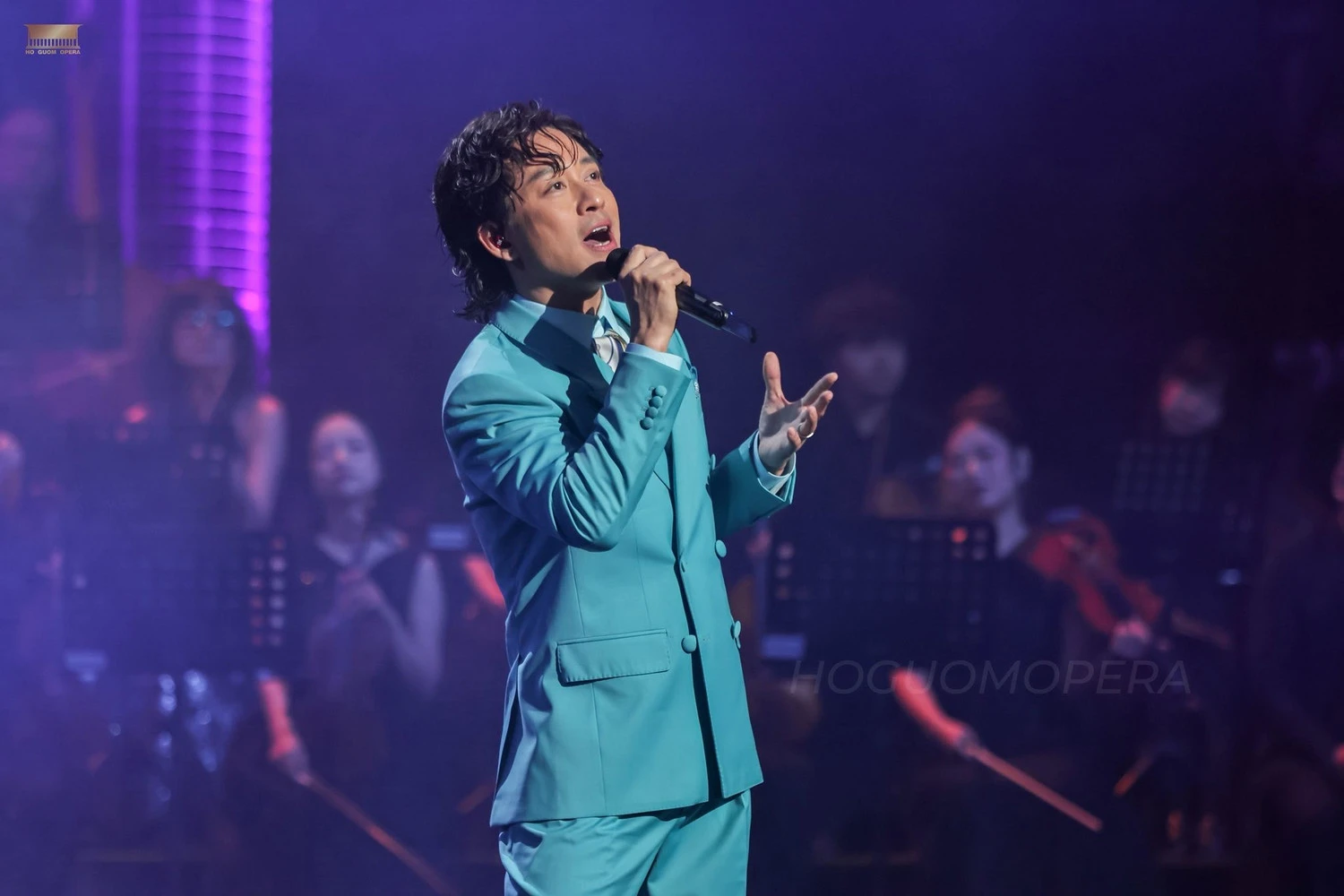 Khoảnh khắc Tuấn Hưng v&agrave; B&ugrave;i Lan Hương tr&ecirc;n s&acirc;n khấu