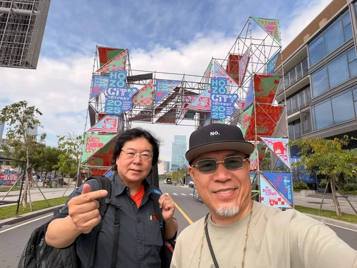 Mỹ Tâm ôm thắm thiết 1 người đàn ông, khán giả nhận xét, Huy Tuấn liền phản ứng! - Hình 1