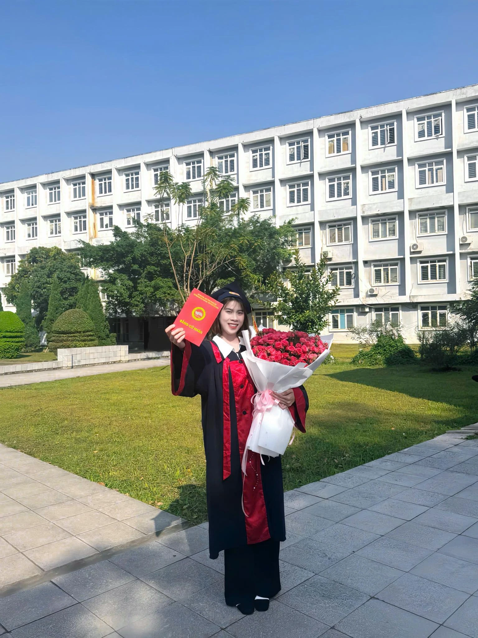 Đo&agrave;n Thị L&acirc;m Oanh nhận bằng cử nh&acirc;n