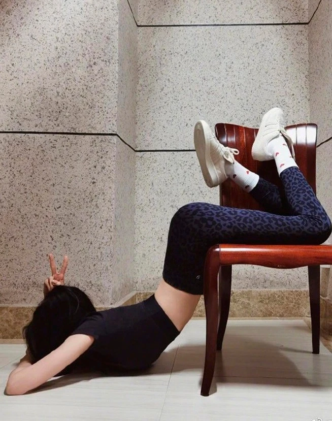 Ảnh chụp Dương Mịch trong buổi chụp h&igrave;nh, v&ograve;ng eo si&ecirc;u mỏng