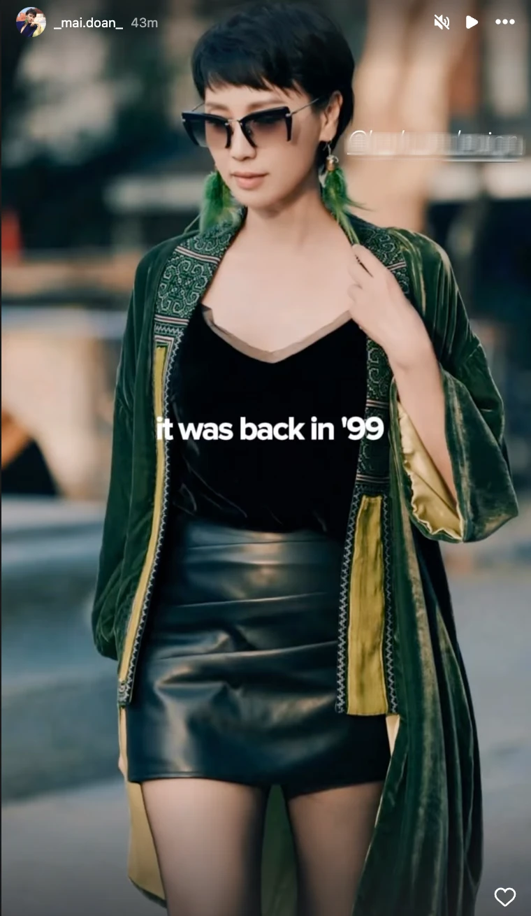 Mai Đoàn – Áo lụa trắng + jeans Mai Đoàn trong bộ áo lụa trắng phối jeans, tạo phong cách thập niên 90