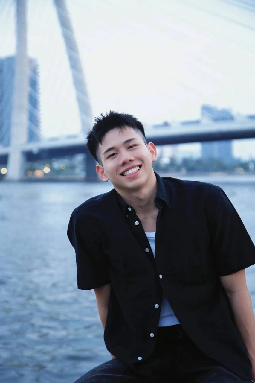 Quang Thuấn 20 tuổi &ndash; visual nam thần bơi lội, &aacute;o sơ mi tối m&agrave;u