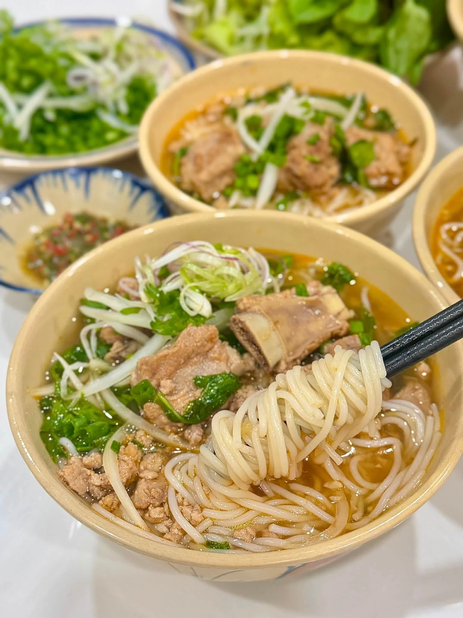 Bộ phận cực ngon của con heo, rất tốt cho xương khớp, làm món này ngon ngọt đậm vị, cả nhà đều mê - Hình 1